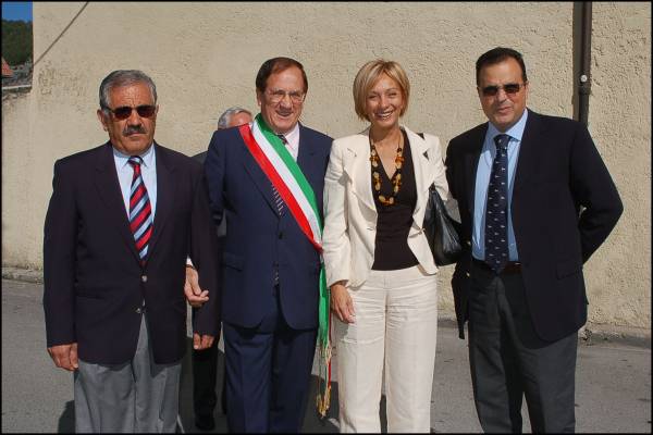 Angelo De Nicola con, da sinistra, il vicesindaco di Tornimparte, il sindaco Antonio Tarquini e l'onorevole Marisa Bafile