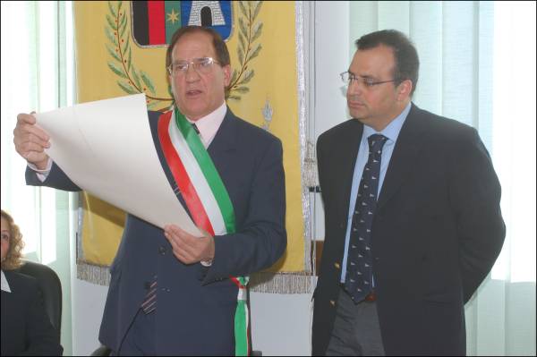 Il sindaco Antonio Tarquini conferisce la cittadinanza onoraria a Angelo De Nicola
